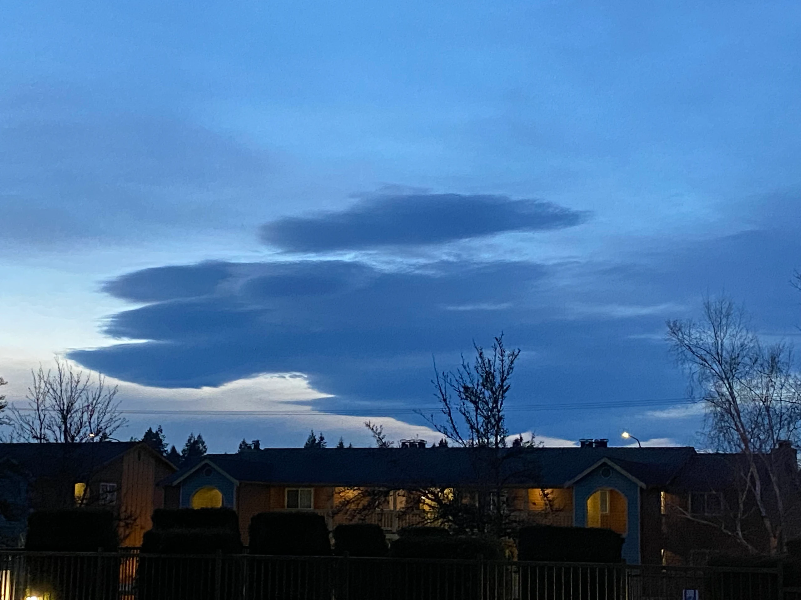 Stratocumulus lenticularis duplicatus by space_coyote